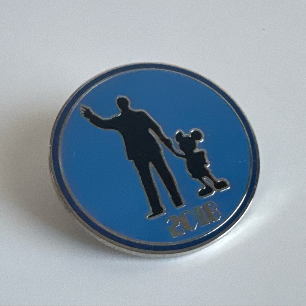 Disney pin 2018 Partners Pin Yearly Dated Walt Disney and Mickey Mouse Statue - Picture 5 of 5